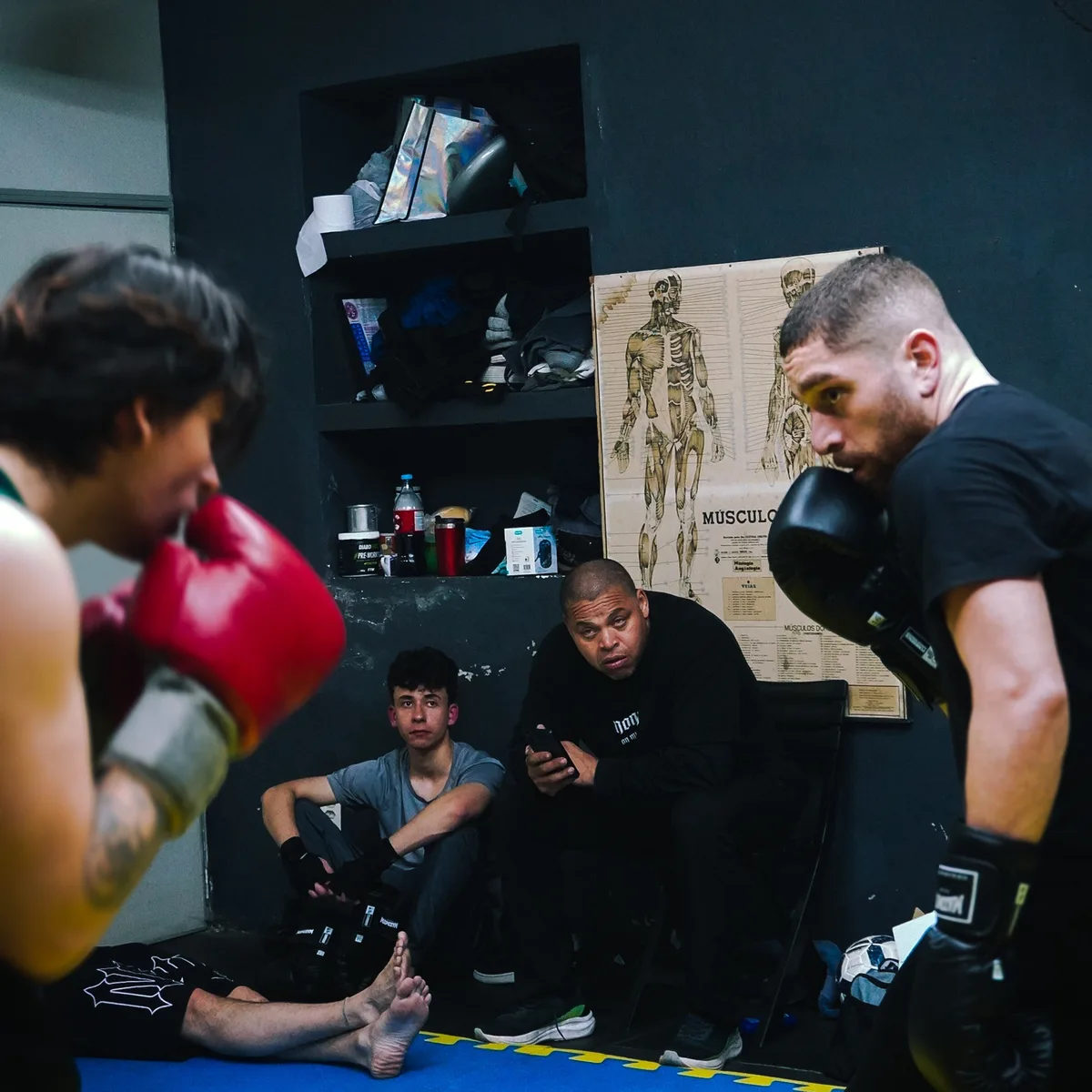 Treino de boxe com alunos observando
