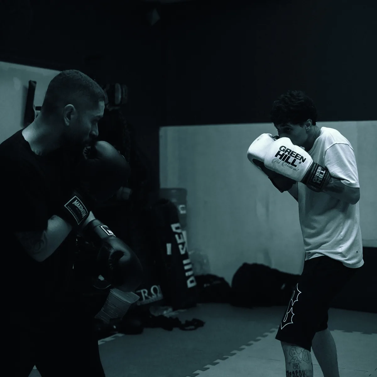 Dois lutadores em guarda durante treino de boxe