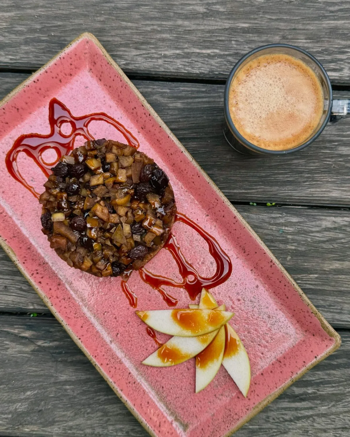 Sobremesa com maçã e calda servida com café